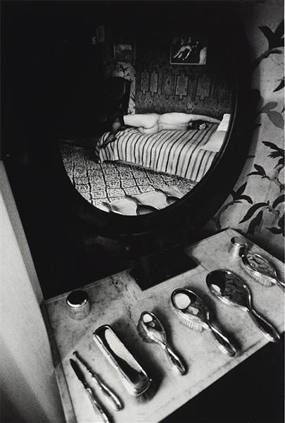 6369-chains: zzzze:  Jean-Loup Sieff, Femme nue dans un mirror, Paris1976