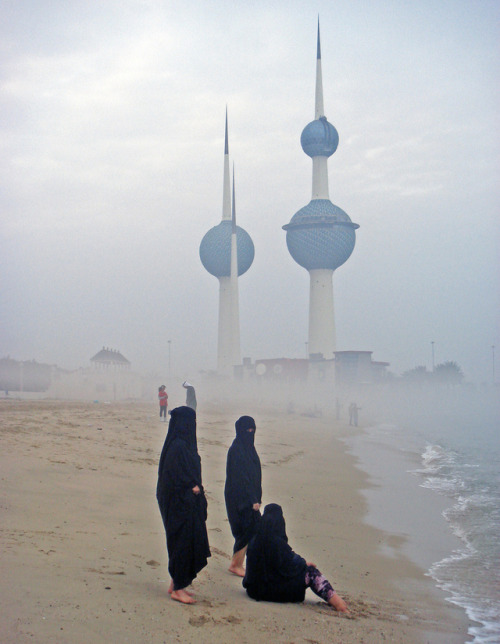 Colin McLurg (British, b. Stockton on Tees, England, based Middle East) - Foggy Day On The Beach (Ku