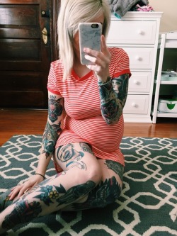 rspnsblprty:33 weeks pregnant and cute as