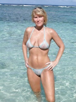 cheating-married:  Yet another cheating wife found! Real name: Holly. Her dating prfile: HERE  Love that bikini