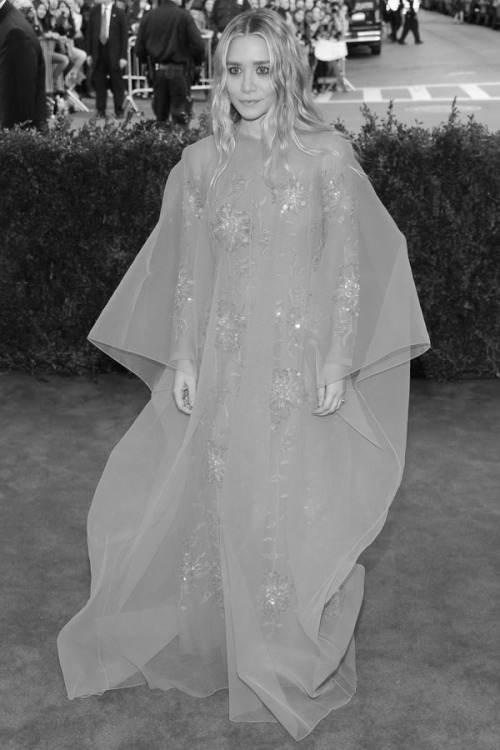 forthosewhocravefashion: hauteinnocence: Ashley Olsen Loved the dress