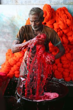 benrogerswpg:  Cloth Dyer, Tamil Nadu, India, People of the World http://bit.ly/1pzhvpx 