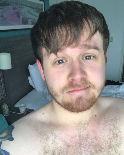 thelonelyhobbitcub:I think I need a haircut… and a tan… 🙊 #scruffyhomo #selfportrait #haircutneeded #sopale #whiteasasheet #rugbyday #endofseasonparty