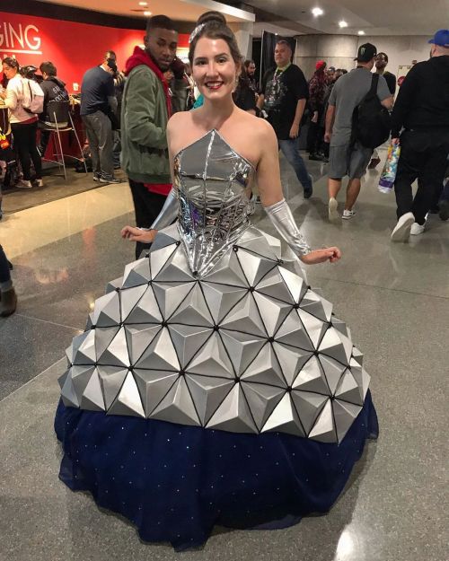 @skygetsfancy with a cool use of materials. #nycc #newyorkcomiccon #cosplay #fusible #vinyl #chrome 