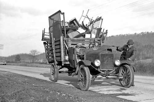 Tenant farmer moving his household goods to a new farm / photo by Arthur Rothstein, Hamilton County,