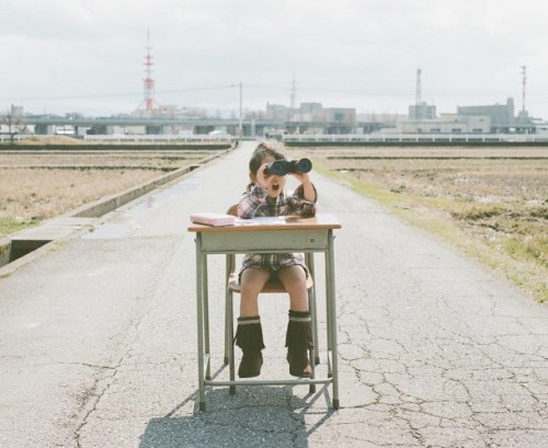 ohhaitomster:  koikoikoi:  Japanese Photographer Takes Imaginative & Adorable Photos of His Daughter Japanese photographer Toyokazu Nagano, taking just the most adorable photos of his youngest daughter, Kanna. Each picture is taken on the same road,