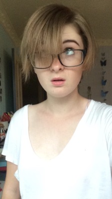 killpixy:I need a fucking haircut but today I decided to be happier and also wear no braso cute with that hair &lt;3 &lt;3 