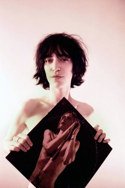 colecciones:A then relatively unknown Patti Smith holds The Stooges’ Raw Power as she poses for Michael Ochs in Los Angeles, CA., November 1974.