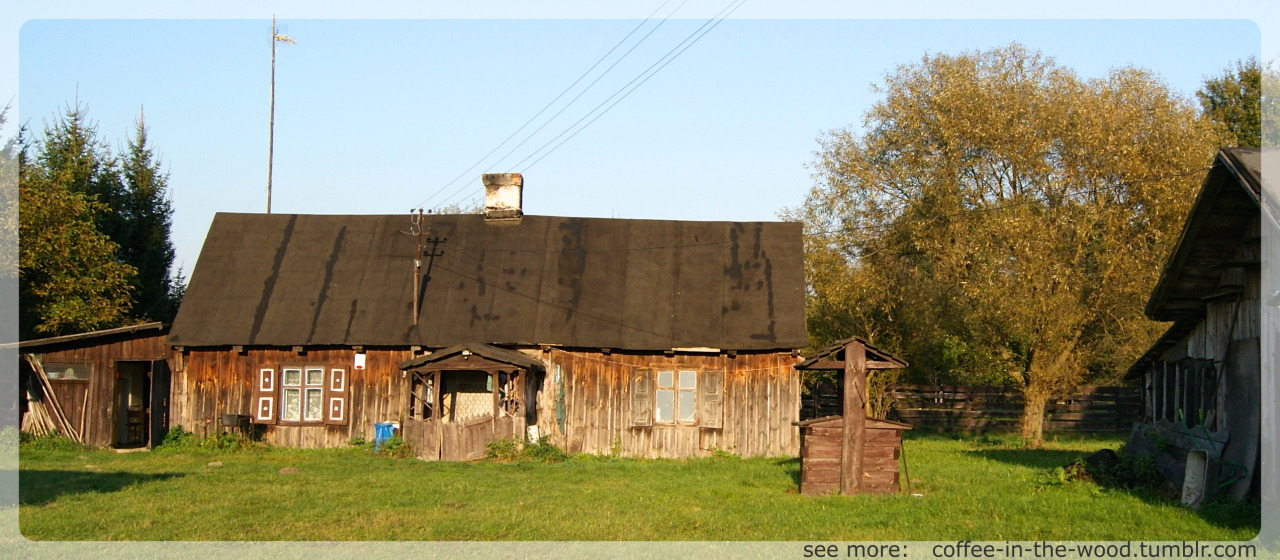 W przeciwieństwie do młyna, chatka była zamieszkana przez ludzi.
/
In contrast to the mill, hut was inhabited by humans.