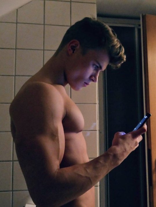 thegaydrawer:  Un bicipite grande come la testa  