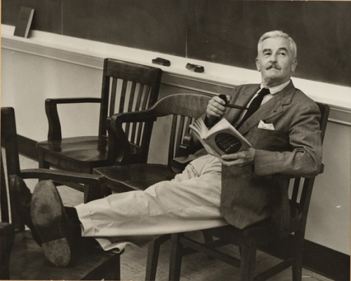  ESCRITORES FUMADORES (II) […] Así me gustaría quedarme siempre, frente al fuego, junto al mar, entre dos perros, leyendo los libros que harto trabajo me costó reunirlos, fumando mis pipas […]“. Pablo Neruda William Faulkner 