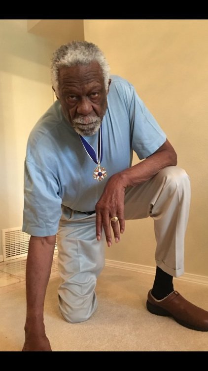 thefingerfuckingfemalefury:vivaladivatracy:Bill Russell, the legend, takes a knee, while wearing his