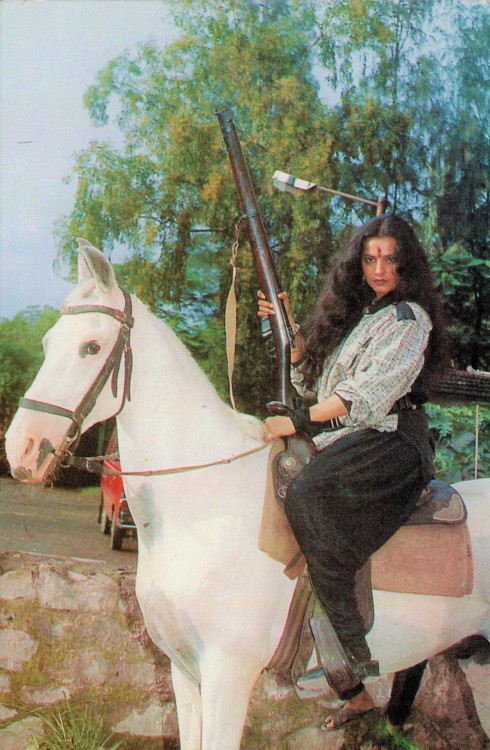 aloneandforsakenbyfateandbyman:Rekha brandishes a rifle on the set of Khoon Bhari Maang (1988)