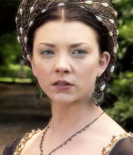 latristereina:The Tudors + favorite costumesAnne Boleyn S02E06