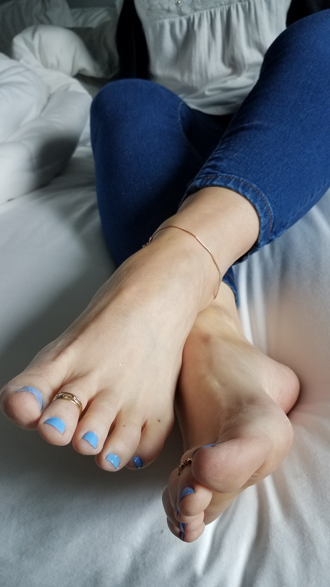 myprettywifesfeet:A delicious close up of her beautiful feet and toes. please comment