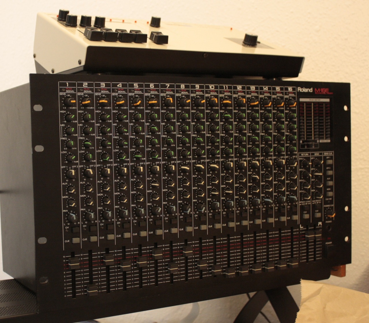有名人芸能人】 Roland M-16E 16-Channel Line Mixer | Reverb