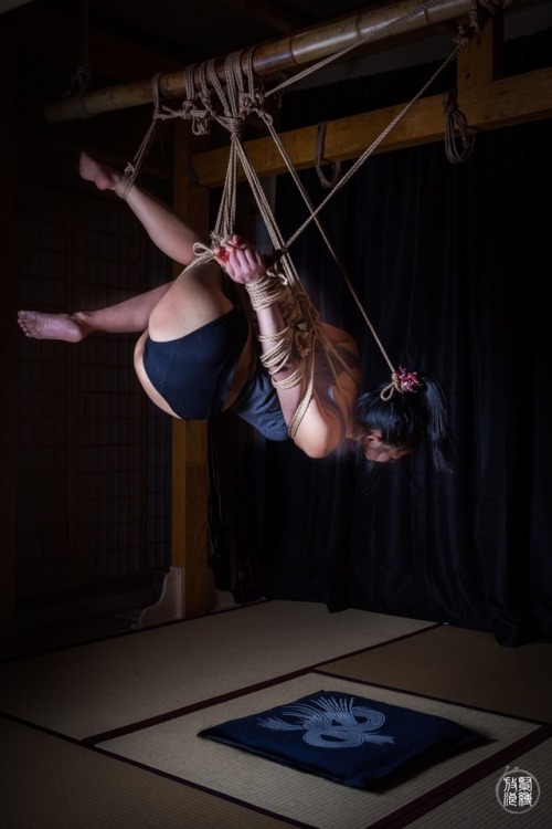 Armbinder twist with -RainStorms- (Fet). Kinbaku/Photo: me.