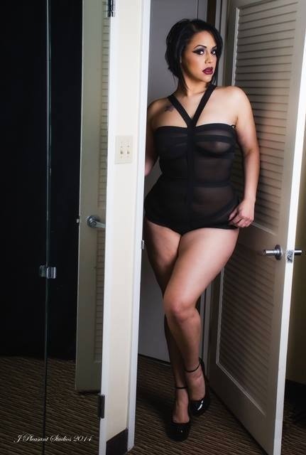 lovefigures:  Follow LoveFigures for more gorgeous curves or check out the Facebook