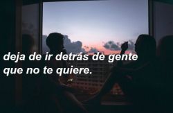 ¿De quién intentas escapar con la música tan alta?