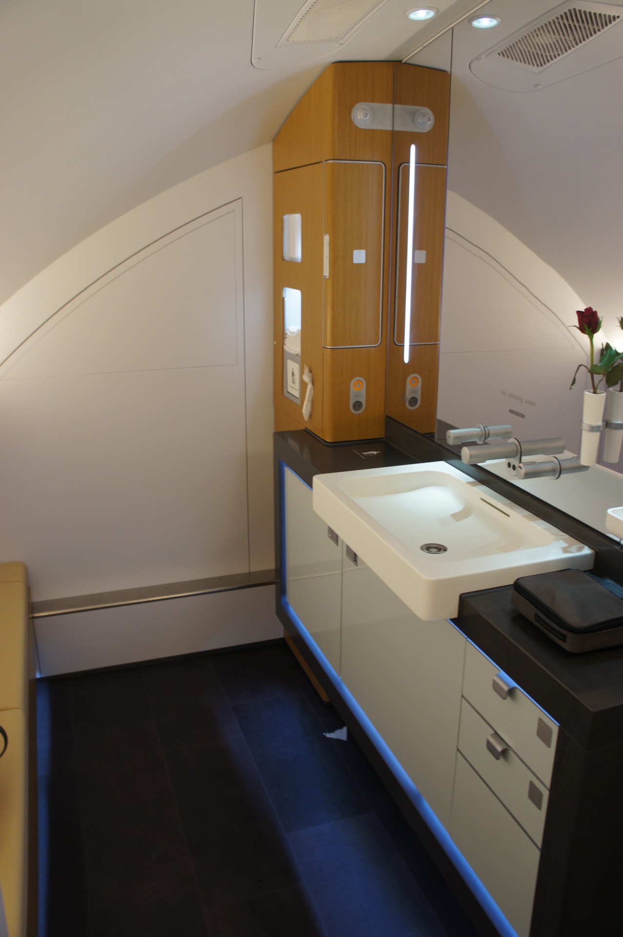 nomellamesfriki:  Primera clase de un Lufthansa Airbus 380  