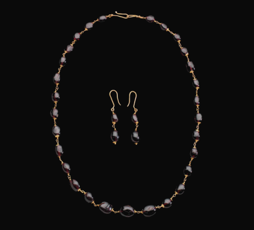 gemma-antiqua:Ancient Roman garnet necklace and earrings, dated to the 3rd to 4th century CE. Source
