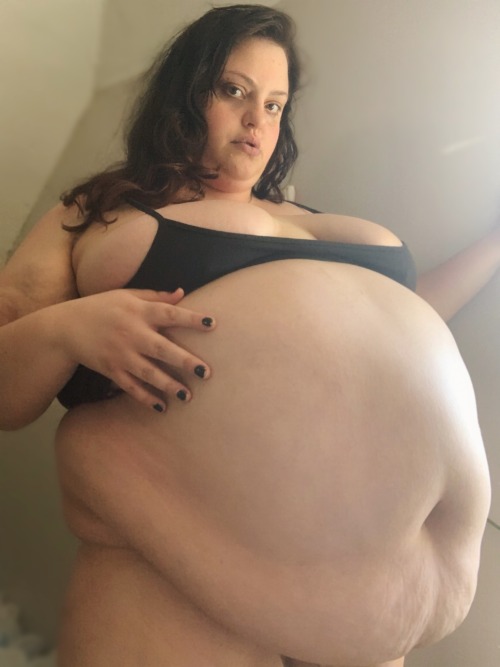 embrace-your-fatness:hamgasmicallyfat:Reblog if big stuffed bellies get you all hot 🌶 Sexy fat girls looks always better then lean beanstalks