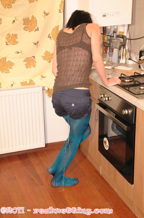 Brunettes pissed her blue tights. (from him) http://www.pissblog.com/img/shorts-peeing/index.html