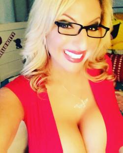 taystevens:  #smile cause I’ll see you all live #camwithtay .com use that #free link and #shoptaylorstevens .com for all my goodies