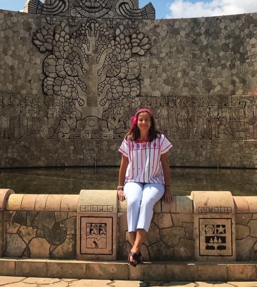 Celebrando México, atrás la ceiba sagrada de los mayas tal y como la representó Rómulo Rozo y a un l