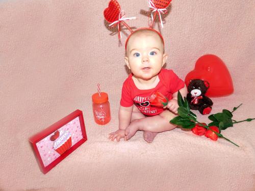 Are you ready for Valentine’s Day? I can’t wait to celebrate the day of love with my biggest blessing 🥰 I take pride in taking my son’s photos! We have so much fun during our home shoots. You can check out his story and other photos with the link in the comments #babies#embarazo#pregnancy#pregnant#bebé#cute#aww