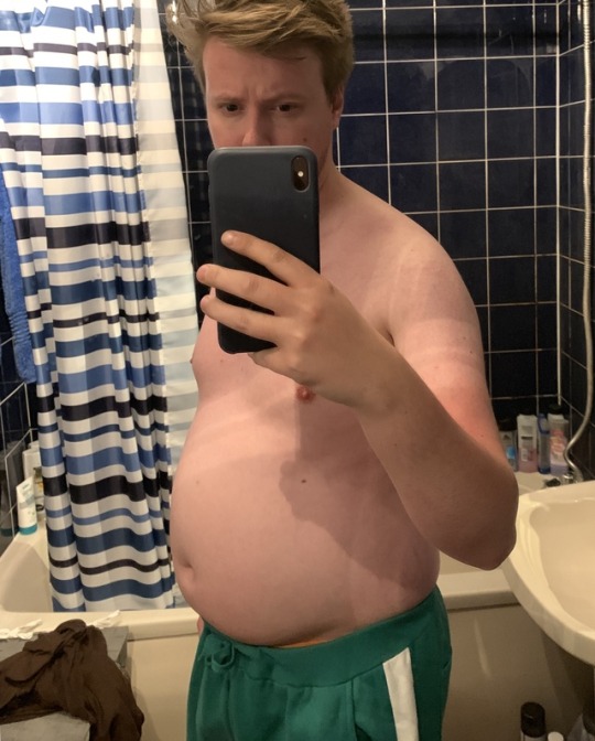 secretdiariesofafatboy:  10 days between these pics, 10lbs heavier, that magic 200 is getting closer. Feel so much bigger. 