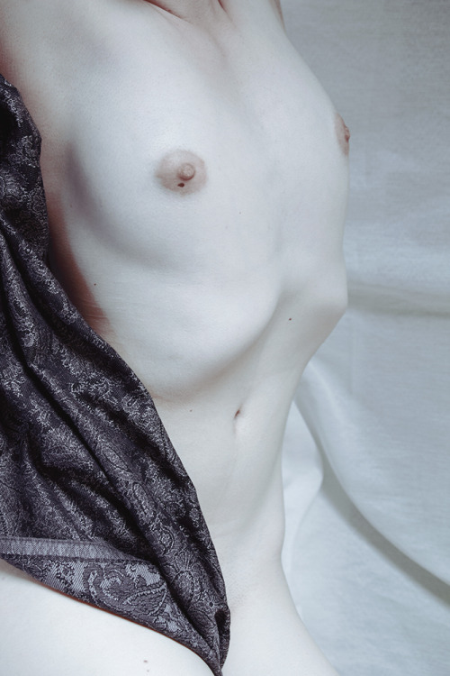 elenahelfrecht:  Pale bodies.FacebookWebsite