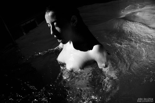 wet-hot-chili:(via Metteorwa in a Pool - 2012 | Jiri Ruzek Uglamour Nude Art Photography)