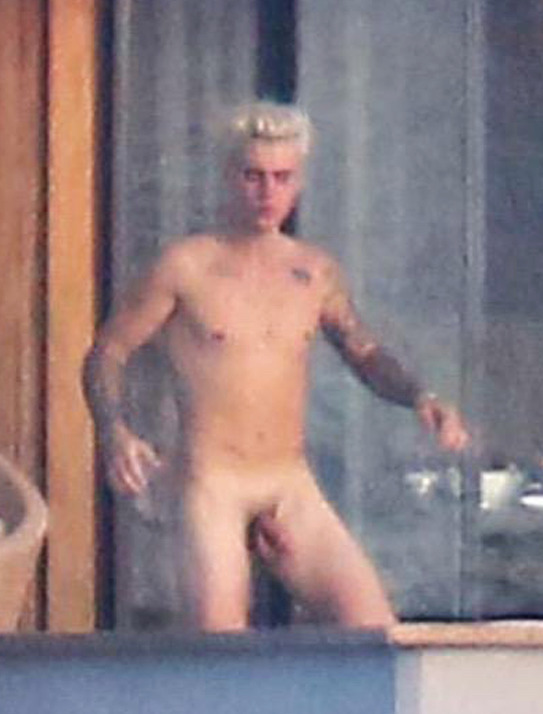 alekzmx:  Justin Bieber caught naked… but this time like for real, totally naked!