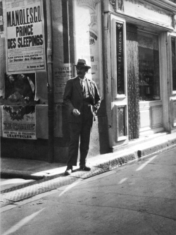 onlyoldphotography:  László Moholy-Nagy: Man on the street corner, Paris, 1925 