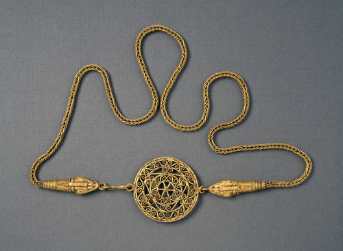 via-appia:Gold necklace with disk and snake headsRoman, 3rd century ADJewelry for Sauron, as the Hig