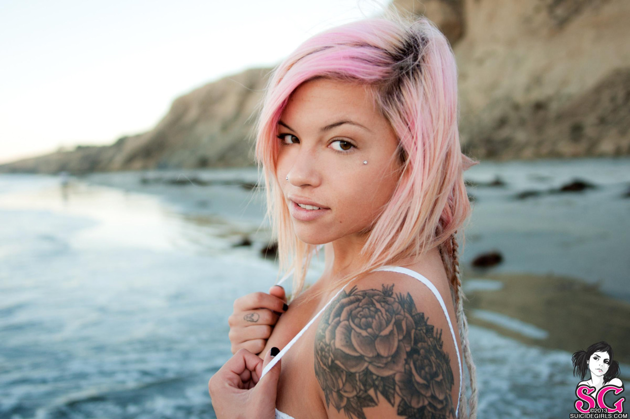 100% Suicide Girls