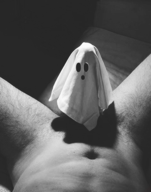 Para este halloween me quiero asustar,  ¿qué tal si me muestras tu gran pene?