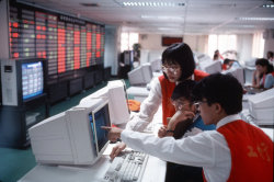 ergogato:  20aliens:  CHINA. Shenzhen. The interior of the stock exchange. 1992Ian Berry  Los protectores de pantalla xs