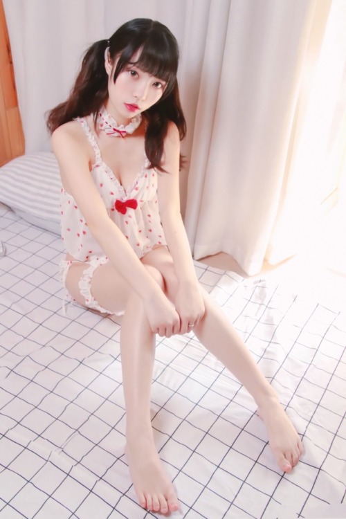 maijixiaokeai: 有人想摸摸我的逼吗？