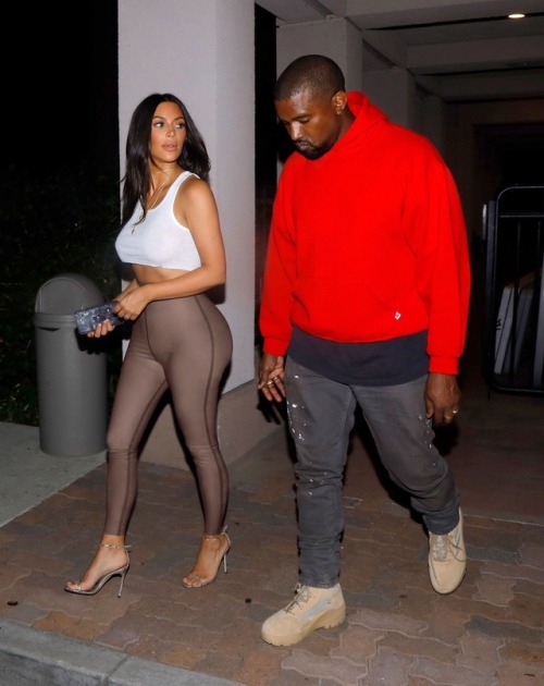 kimkardashiansexyass - Kim With A Crop Top And Ass With Heels...