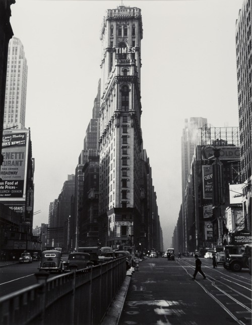 Frenchcurious:  Lou Stoumen (1917-1991). Sunrise, The New York Times Building, 1940.