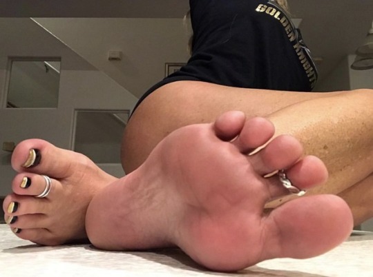 t0es-r-us:         Absolute foot-, toe- and soles Goddess <3 <3 <3
