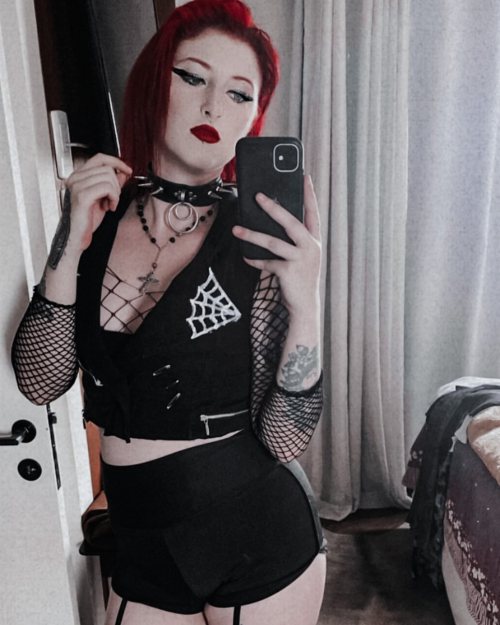 theriseofthesuccubus:  Só pra atualizar o feed.  . . . #goth #tradgoth #gothgoth #gothgothgoth #redhair #redhead #gothgirl https://www.instagram.com/p/CaX6M-JpyMh/?utm_medium=tumblr