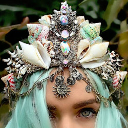 wordsnquotes:  culturenlifestyle: Dazzling Mermaid Crowns Inspired by Ariel by Chelsea Shiels Twenty-seven-year-old Melbourne-based florist Chelsea Shiels was always keen of composing stunning flower crowns, until she came up with the ingenious idea to