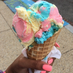 sarah-bellum:  I know this probably doesn’t matter to a lot, but FINALLY CUTE ICE CREAM PIC WITH BLACK HANDS. I care. 