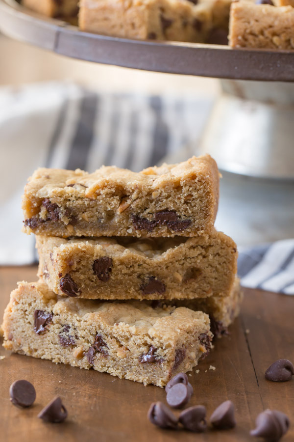 nom-food:  Peanut butter chocolate chip cookie bars 