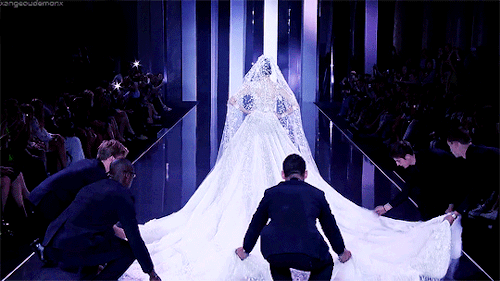 cliticaldamage:xangeoudemonx:Bride at Ralph&Russo Fall 2014 Couture.Now that’s power, right ther
