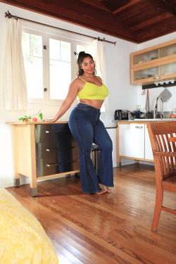 allgoodthingstv:  I didn’t know where to crop this pic of @tabriamajors. I wanted the warmth of the vaulted ceilings but ALSO the hardwood floors. Oh well, you guys can crop it mentally lol