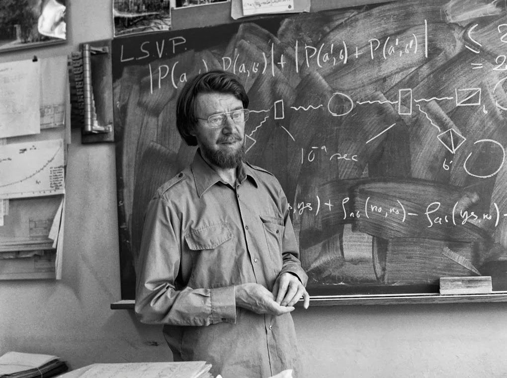 【科學史上的今天】6/28——驗證量子纏結的貝爾不等式
今天生日的愛爾蘭物理學家貝爾（John S. Bell, 1928－1990）是古典力學的擁護者。愛因斯坦去世的第二年，他拿到博士；一代宗師已逝，再無人能力抗量子力學，捍衛古典力學的信念。事實上古典陣營與量子陣營的爭辯熱潮早已過去，當年愛因斯坦對量子力學的陣陣攻詰被波耳一一拆解，只剩...